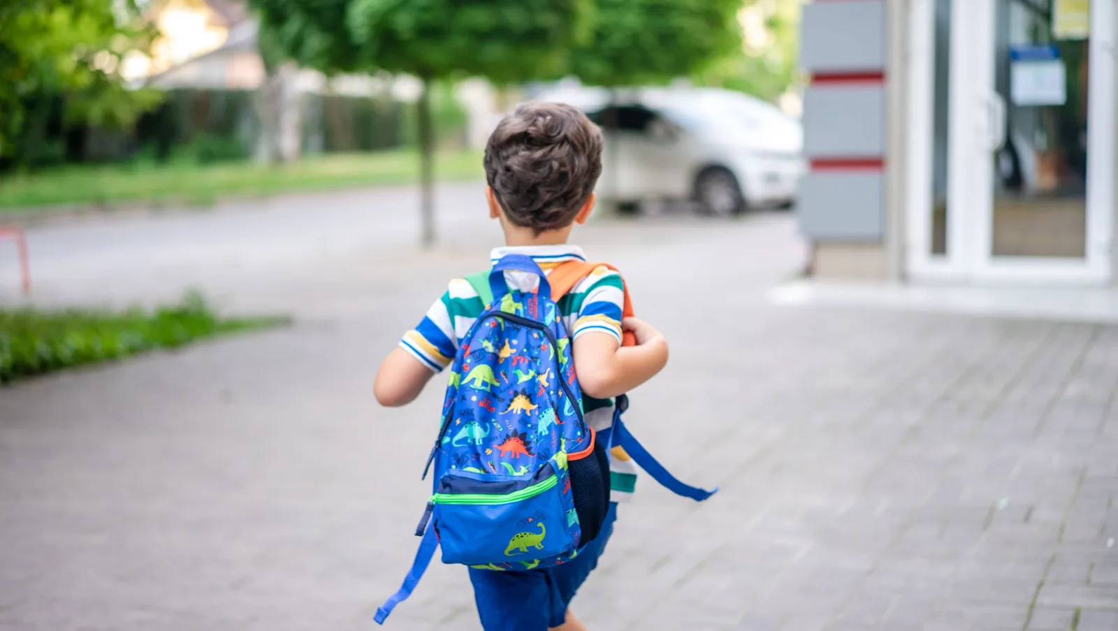 Une famille souscrit en ligne une assurance scolaire sur mae.fr, attestation immédiate affichée à l'écran.