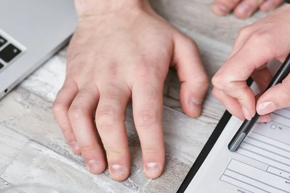 Contrat d'assurance auto annote sur un bureau