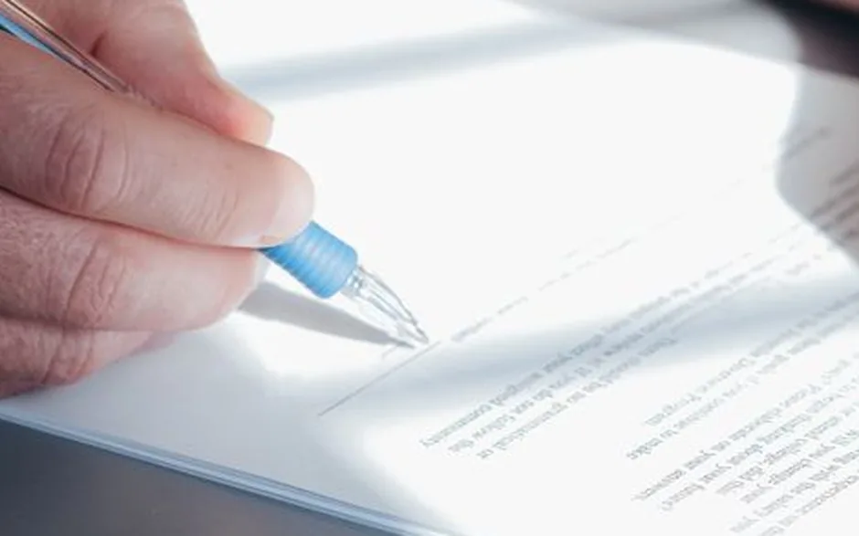 Contrat d'assurance automobile ouvert sur un bureau